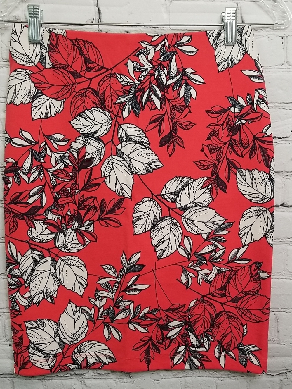 Ann Taylor women's Red/white Floral Pencil skirt size XSP Petite EUC
